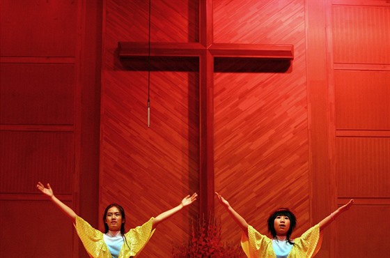 Čína brojí proti křesťanům. Z kostelů sundavá kříže, prý jsou nebezpečné.