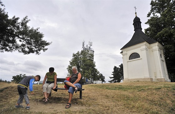 Stráný vrch s kaplikou a vodojemem je díky výhledu oblíbeným místem vycházek...