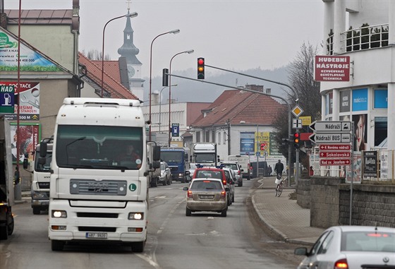 I kdy u by nemly, kamiony jezdí pes centrum Velkého Meziíí i nadále a doprava ve mst kolabuje.