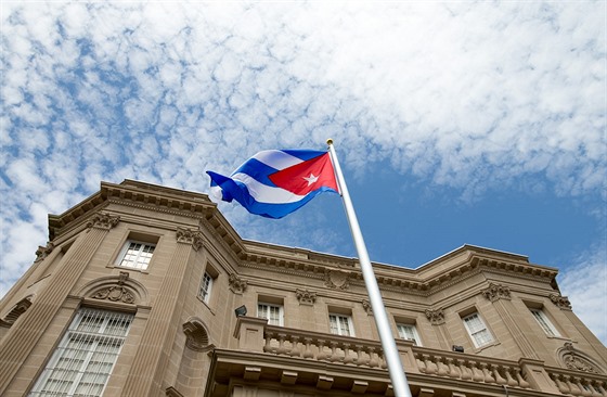 Kubánská vlajka ped nov otevenou ambasádou ve Washingtonu