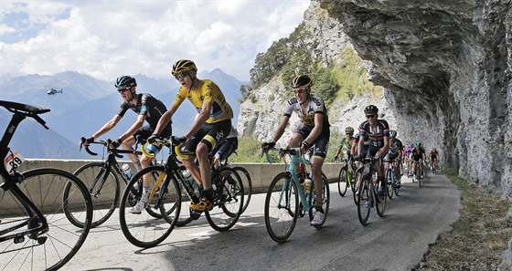 Chris Froome, lídr Tour de France, hájí v 19. etap lutý trikot.