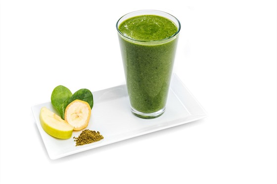 Smoothie s jablkem, ban�nem, �pen�tem a spirulinou
