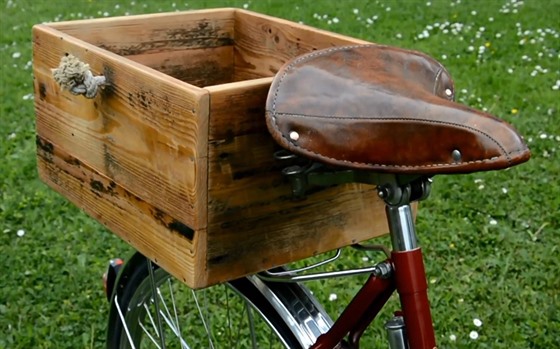 Odnímatelná bedýnka na nosič kola, vyrobená ze starých prken