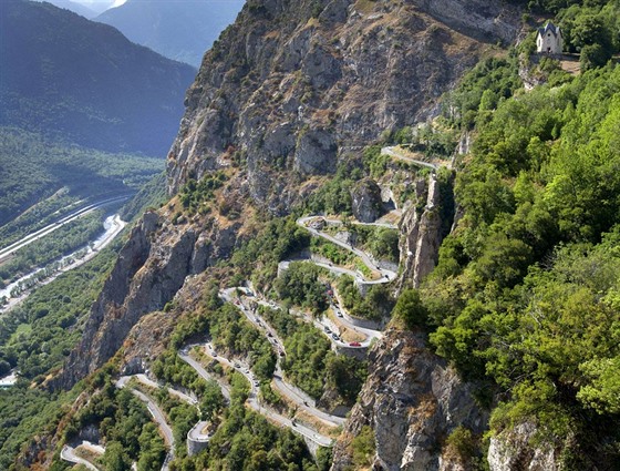 Cyklisté plhají do kopce po francouzské silnice Les Lacets de Montvernier...