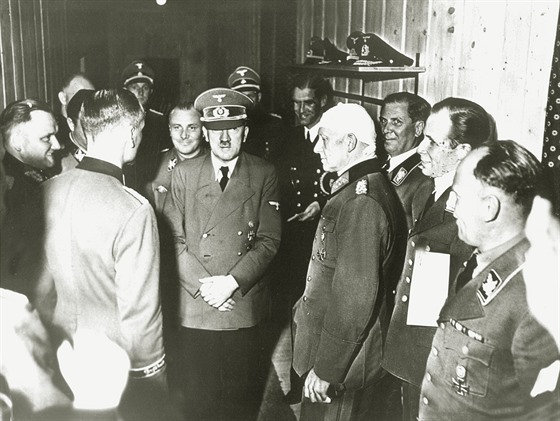Adolfa Hitlera na snímku poízeném krátce po neúspném atentátu ve Vlím...