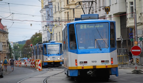 Zatímco nkteré opravy jsou u hotové, v Nádraní ulici potrvají práce a do...