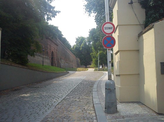 Městská část Praha 2 nainstalovala před vjezdem na Vyšehrad do Cihelné brány ve...