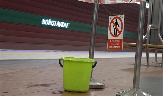 Ve stanici nového metra Boislavka kape voda na nástupit