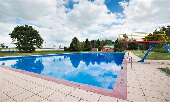Napájení bazénů je zajištěno podzemní vodou z 50 metrů hlubokého vrtu s...