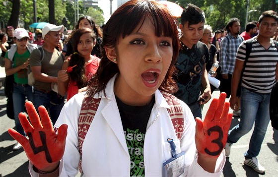 Demonstrantka v Mexico City ádá objasnní zmizení 43 student (26. ervence...
