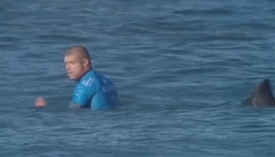 Surfa Mick Fanning peil setkání se ralokem.