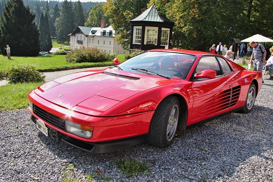 Cena ojetého Ferrari Testarossa v posledním roce stoupla na přibližně trojnásobek.