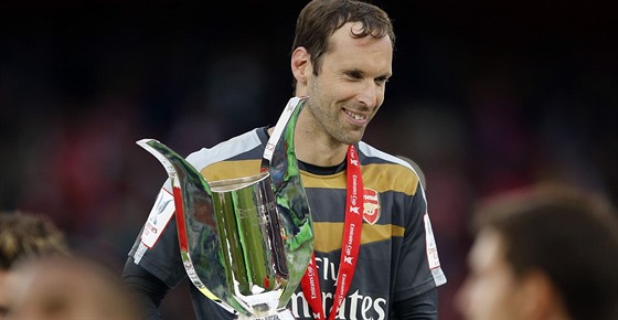 Petr ech, branká Arsenalu, s trofejí pro vítze pípravného turnaje v Londýn.