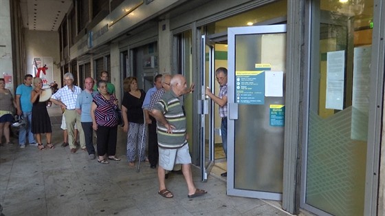 Řecké banky se po třech týdnech znovu otevřely. (20. července 2015)