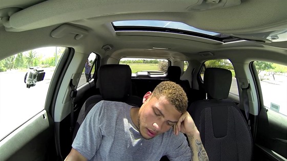 Hrá amerického fotbalu Tyrann Mathieu se vaí v aut postaveném na pímém...