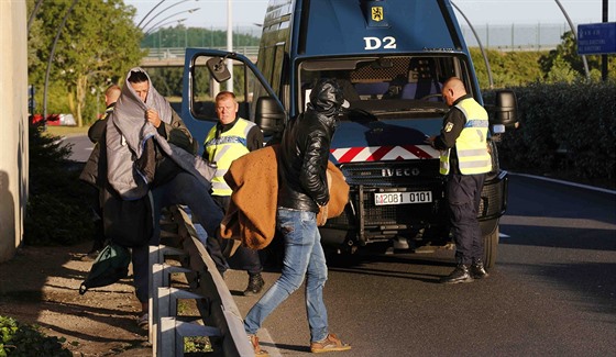 Stovky migrant v noci na stedu pronikly na terminál Eurotunelu (29. ervence...