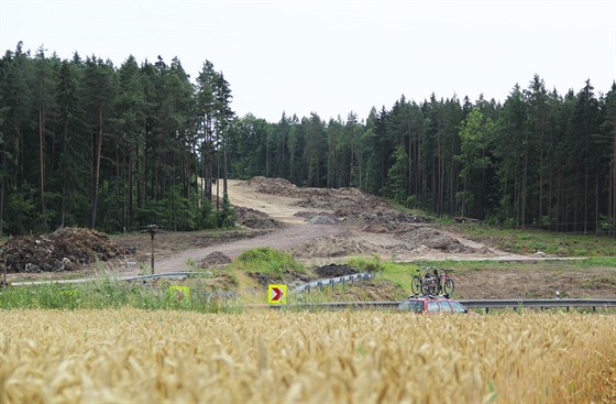 Budoucí dálnici D3 musel nad Borkem u Českých Budějovic ustoupit kus lesa.