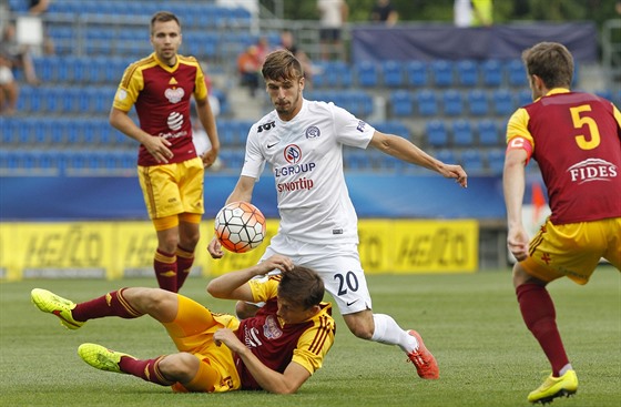 Momentka z ligového utkání Slovácko - Dukla. Drazn o mí bojuje domácí...