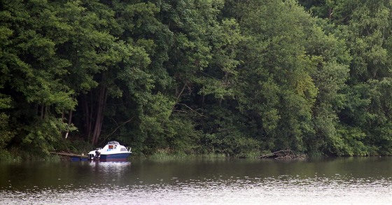 Motorový člun kotví na přehradní nádrži Skalka.