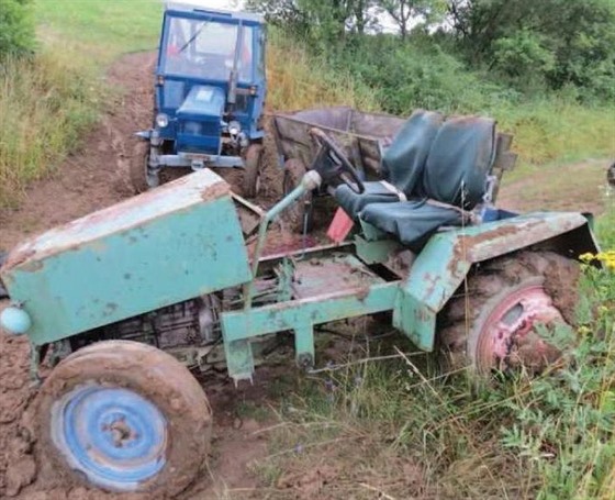 Kdy malotraktor na kluzké polní cest dostal smyk, idi z nj vypadl a na...