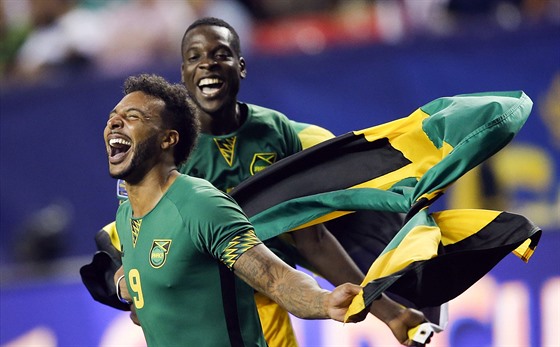 Fotbalisté Jamajky Giles Barnes (vlevo) a Je-Vaughn Watson se radují z postupu...