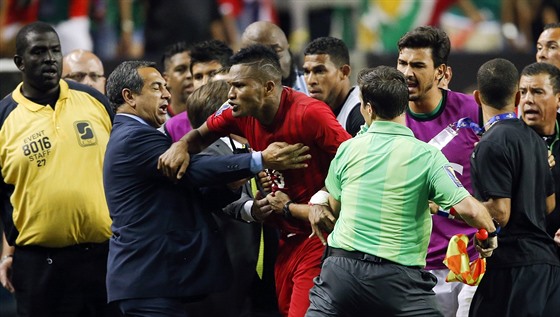 Fotbalisté Panamy se na rozhodího hodn zlobili.