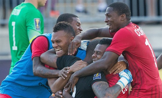 Fotbalisté Panamy se radují po úspném penaltovém rozstelu v duelu s USA ze...