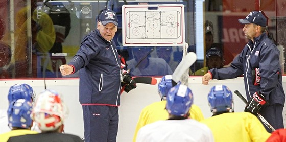 Trenér Vladimír Vjtek na tréninku eské hokejové reprezentace.