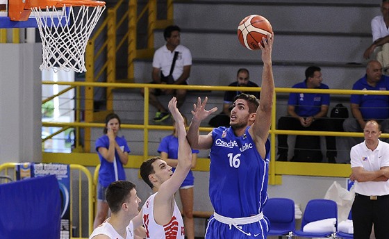 Trenér eských basketbalových junior Petr Czudek (vpravo) sleduje stelu Adama...