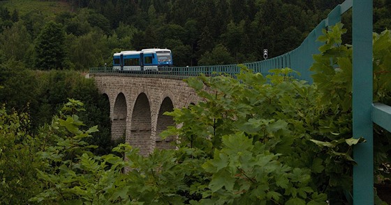 Vlaky na opravené trati mezi Libercem a Tanvaldem u sice jezdí, ale nabírají...