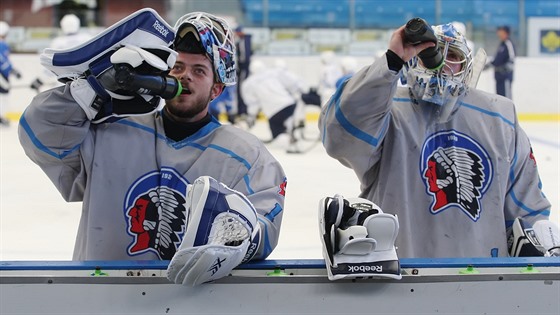 Momentka z tréninku plzeských hokejist, na snímku jsou brankái: vlevo Patrik...