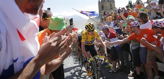 Chris Froome usilovn lape bhem 20. etapy Tour de France