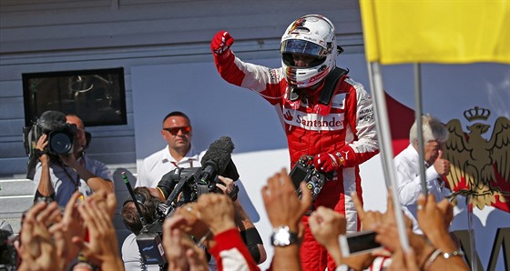 Sebastian Vettel slaví triumf ve Velké cen Maarska.