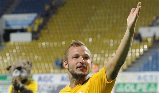 Tomá Vondráek z Teplic si po zápase s Olomoucí cosi vyíkával s fanouky.
