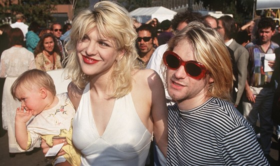 Kurt Cobain se svou manelkou Courtney Love a dcerou Frances Bean na...