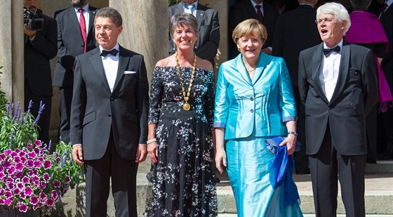 Nmecká kancléka Angela Merkelová se svým muem Joachimem Sauerem (vlevo),...