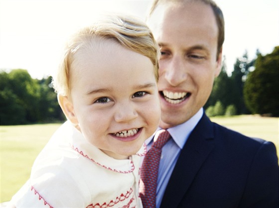 Princ George se svým otcem princem Williamem (5. ervence 2015)