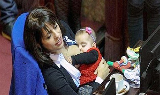 Argentinská poslankyn Victoria Donda Perezová kojila svoji osmimsíní dceru v...