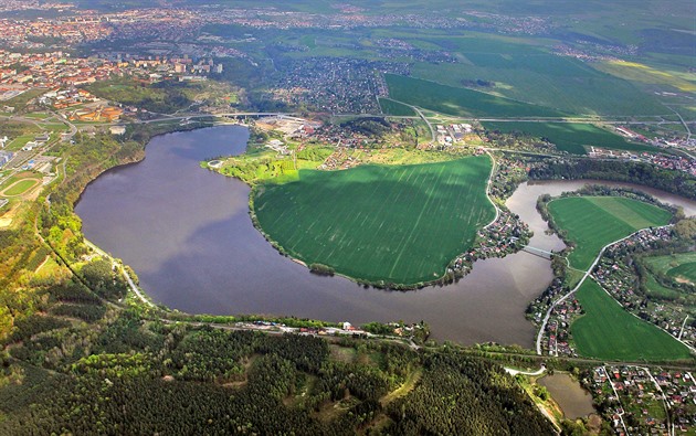 Velký sumec rybářům v Plzni převrátil loďku, na pomoc jim jeli hasiči