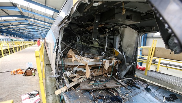 Z kabiny strojvedoucího toho mnoho nez�stalo. (23. �ervence 2015)