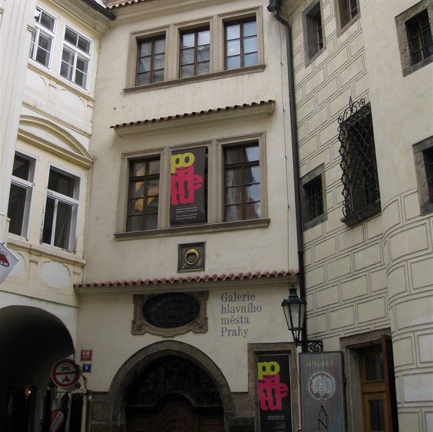 Dům U zlatého prstenu, v němž nyní sídlí Galerie hlavního města Prahy.