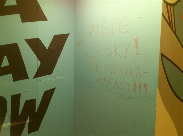 Nápisy, které v metru na Andělu hájí český jazyk, nechal dopravní podnik už v...