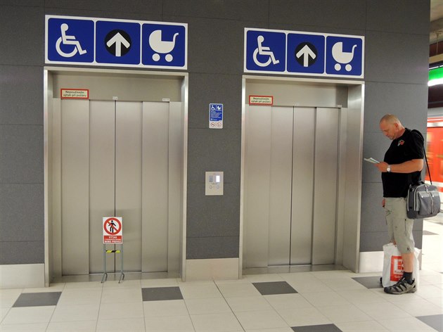 Nefunkní výtah ve stanici metra Petiny.