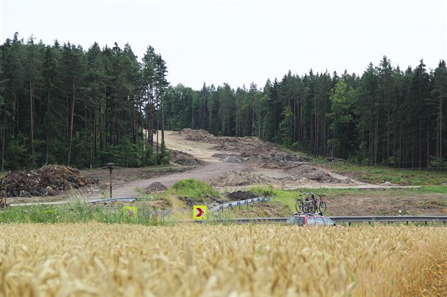 Budoucí dálnici D3 musel nad Borkem u eských Budjovic ustoupit kus lesa.
