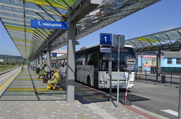 Hlavní ást nového dopravního terminálu u vyuívají cestující. Autobusy...