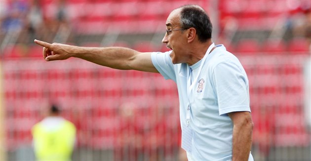 Kou� Brna Václav Kotal diriguje své sv��ence.