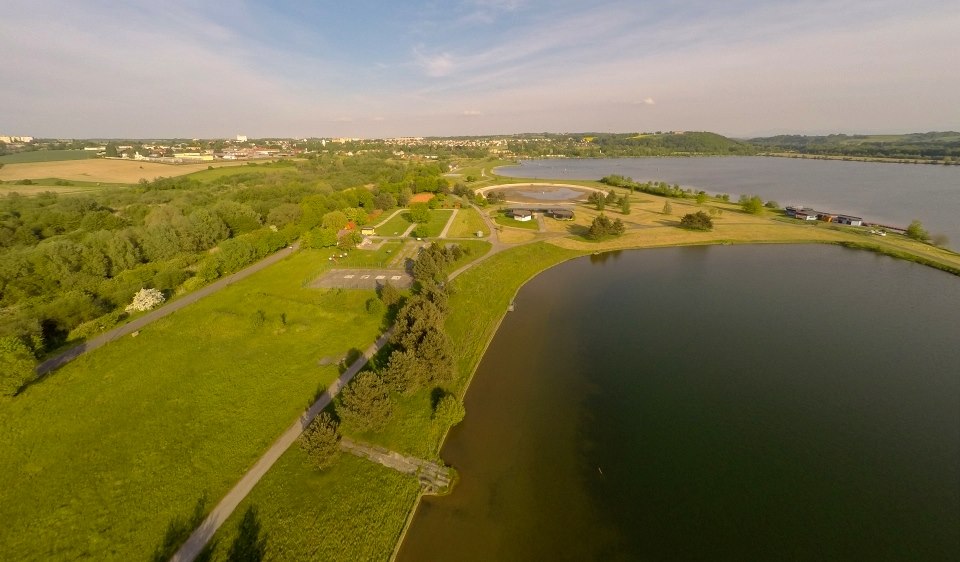 Sto t�icet hektar� rozlehlé jezero u Hlu�ína na Opavsku