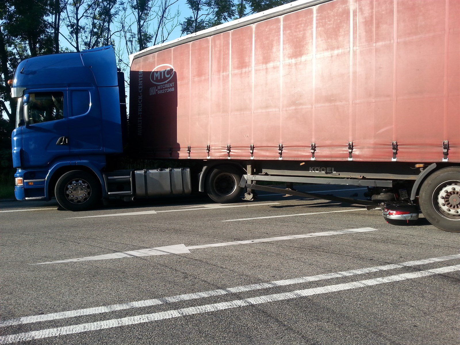 Nehoda kamionu na výjezdu z Karviné si vy�ádala jeden lidský �ivot.