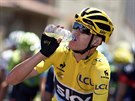 Chris Froome se oberstvuje bhem 16. etapy Tour de France.
