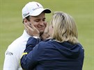 Zach Johnson pijímá gratulaci od své eny - práv vyhrál British Open.